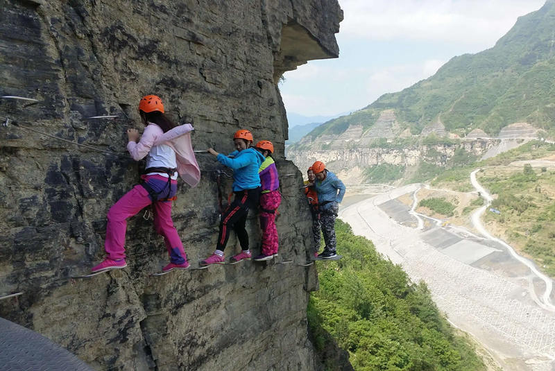 飞拉达岩壁攀岩探险运动