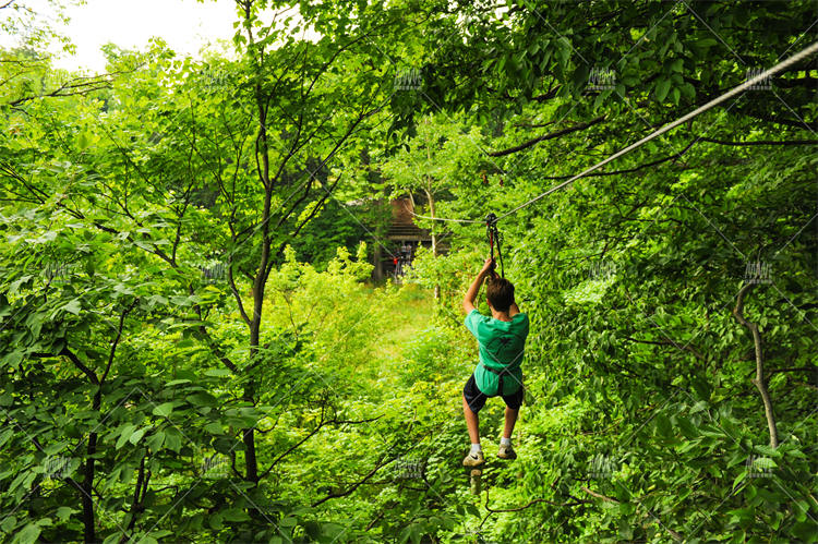 丛林穿越探险乐园高空滑索的设计带动旅游景区二次消费